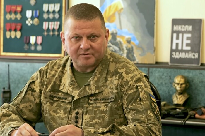 Користувачі соцмереж детально дослідили інтер'єр кабінету Залужного. Фото: скріншот із відео