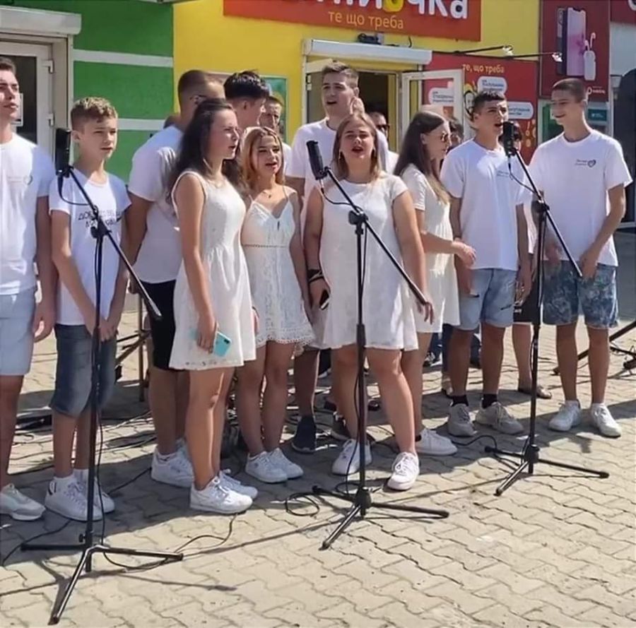 Виконавці дали концерт просто неба на вулиці Хмельницького