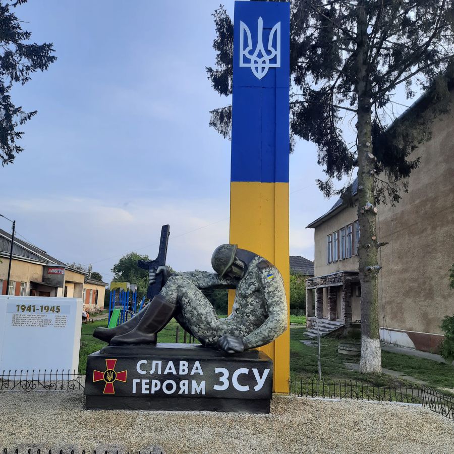У Копанках постав перший на Калущині пам’ятник Героям ЗСУ. Фото: Андрій Найда/Facebook