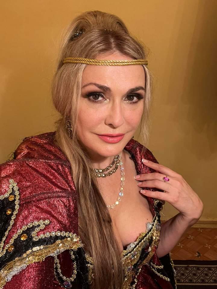 Головну роль у виставі виконує народна артистка України Ольга Сумська