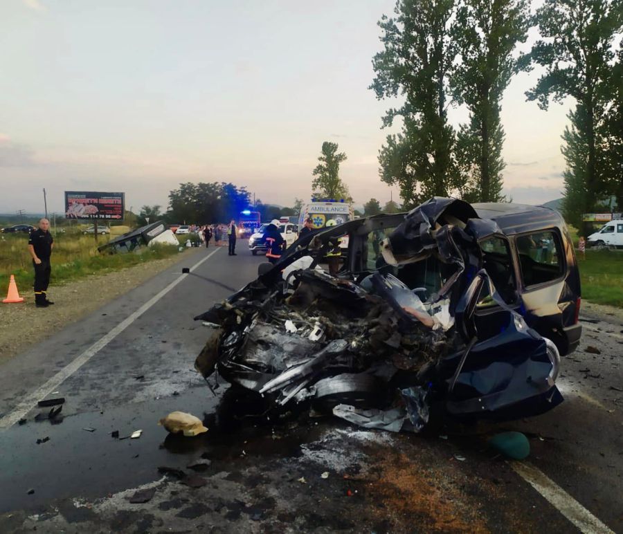 Автівка допустила зіткнення з рейсовим автобусом "Богдан" сполученням "Івано-Франківськ — Верховина"