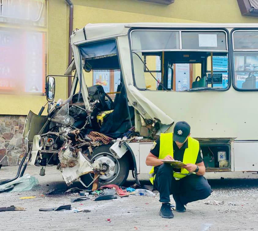 До лікарні доставили водія автобуса і дев'ятьох його пасажирів, серед яких одна малолітня дитина
