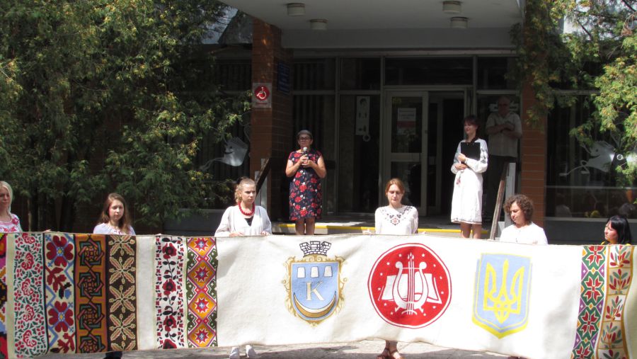 У розгорнутому вигляді рушник представили працівниці  Черкаської бібліотеки