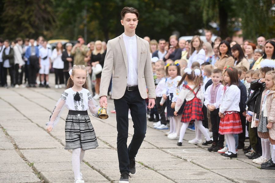 Українці — це не тільки патріоти рідної землі, а й освічені, всебічно розвинені особистості. Фото: Володимир Бегун