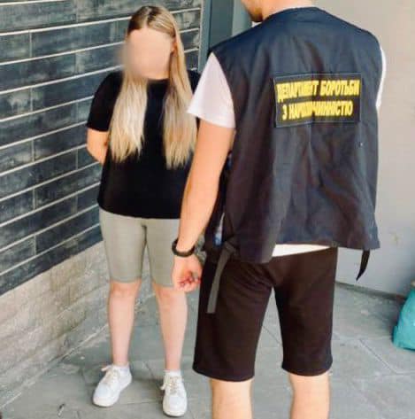 Правоохоронці затримали у Коломиї 19-річну місцеву мешканку за підозрою у збуті психотропних речовин шляхом "закладок"