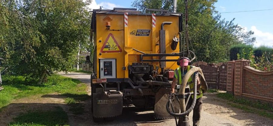 Ямковий ремонт комунальних доріг струменевим методом у Тужилові вже виконано на 70%. Фото: Міська рада