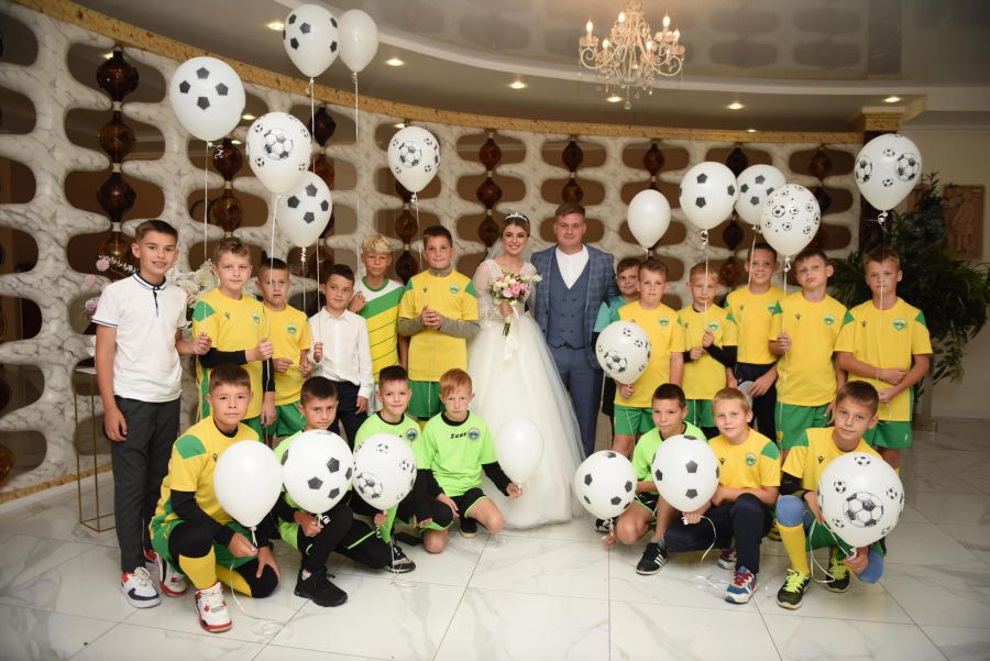 Футболісти привітали з одруженням свого тренера Андрія та його дружину Вікторію