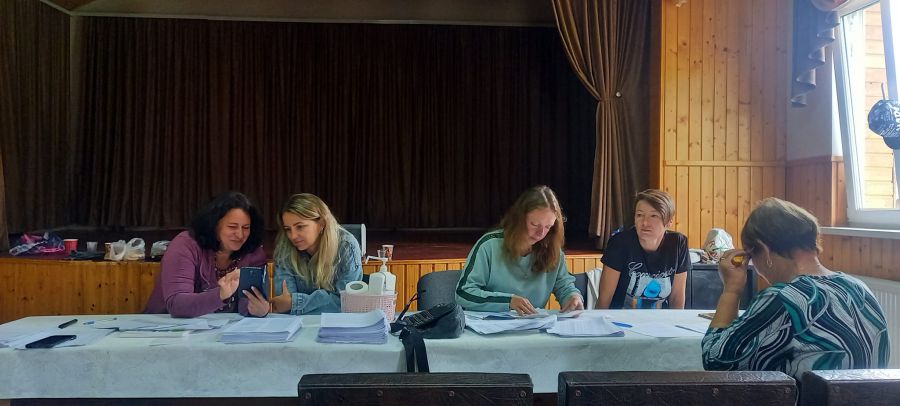 Окрім вже виданих 200 контейнерів, у селі видадуть ще принаймні 100. Фото: Василь Тимчишин