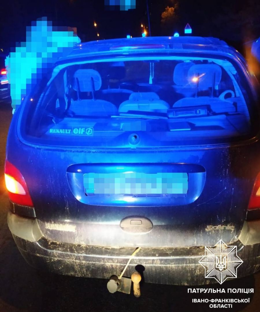 49-річний водій пред’явив поліцейським свідоцтво про реєстрацію транспортного засобу з ознаками підробки.