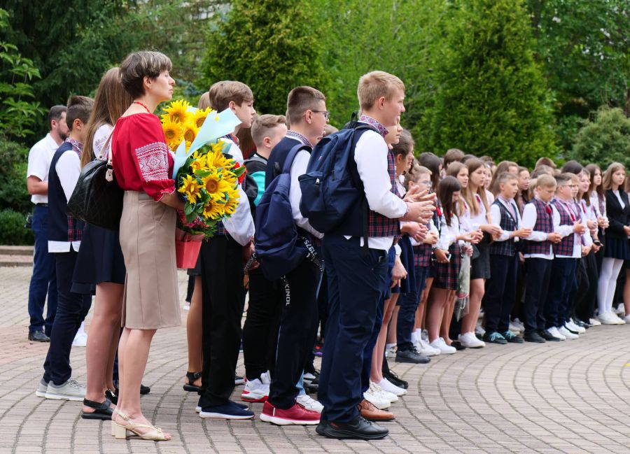 У школи громади пішли 245 дітей вимушених переселенців. Фото: Василь Федорів