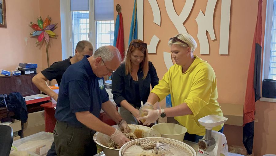 Андрій Бігун долучився до виготовлення батончиків "Бандерівські" для захисників України. Фото: Зоряна Ковбаснюк