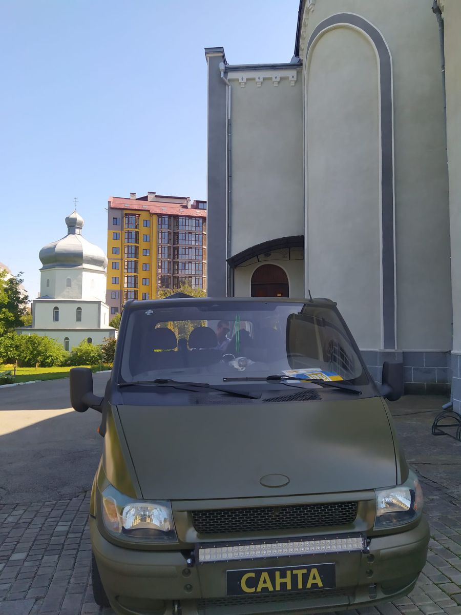 29 серпня волонтери доставили авто "Форд Санта" до бійців 51-ї бригади