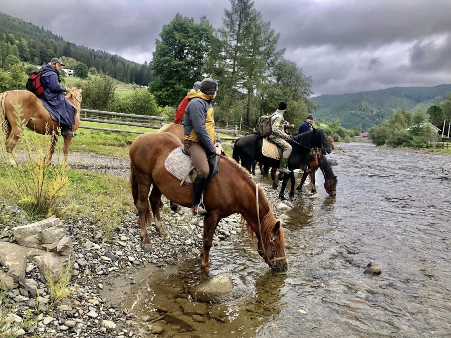 Учасники експедиції верхи на конях мандрують уже четвертий день