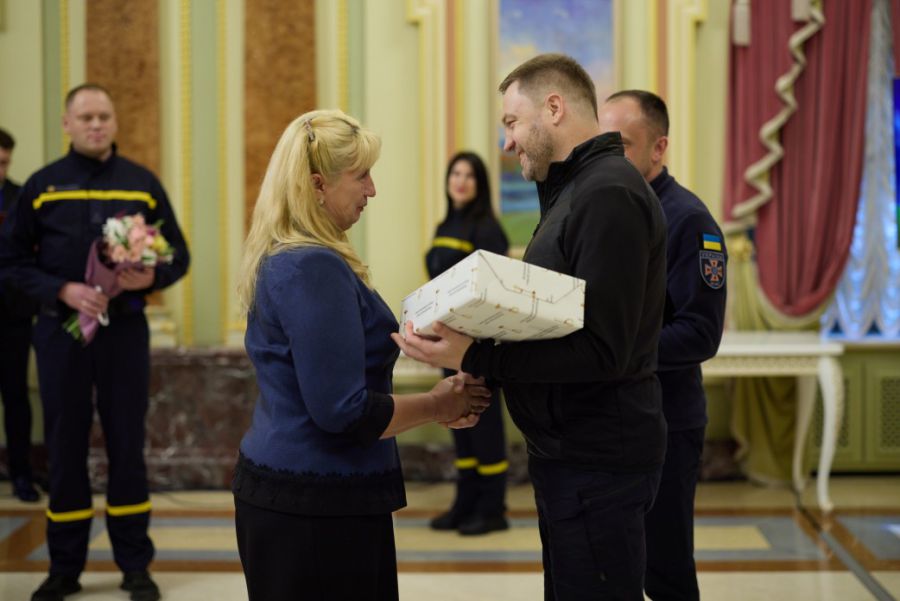 Нагородами відзначили переможців у номінації "Герой-рятувальник року". Фото: www.president.gov.ua