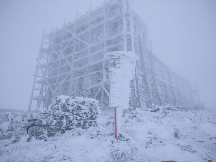 Схили обледеніли, тож туристів закликають утриматися від походів у гори