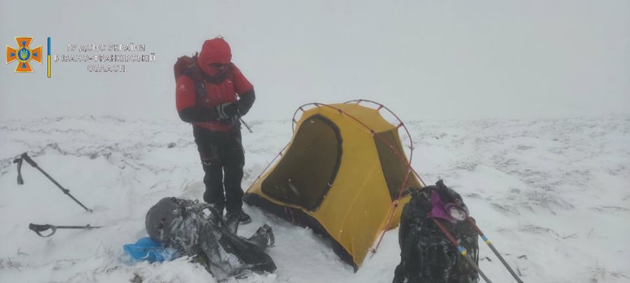 В селі Богдан Закарпатської області рятувальники передали постраждалих медикам.