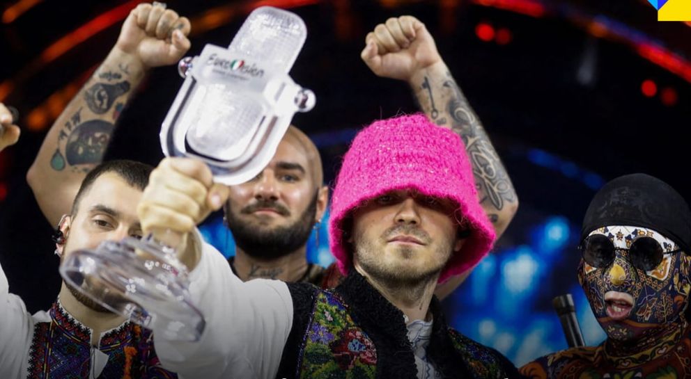 Організатори Євробачення презентували Kalush Orchestra новий кришталевий мікрофон