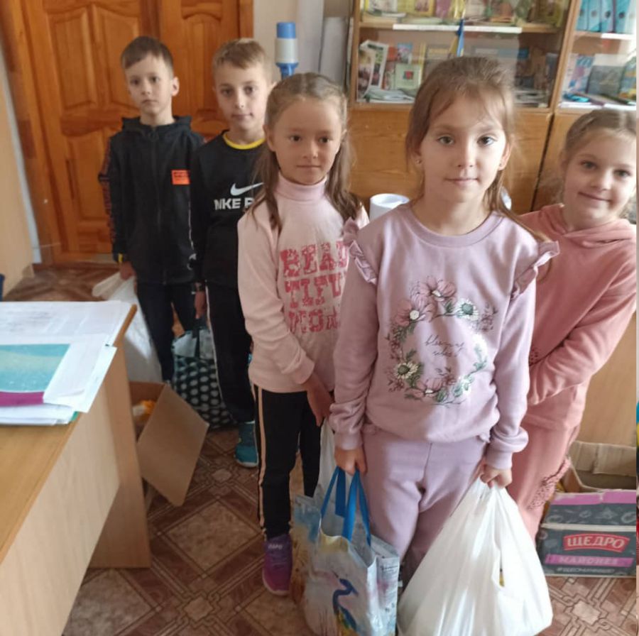 Діти зібрали для військових овочі, крупи і приправи