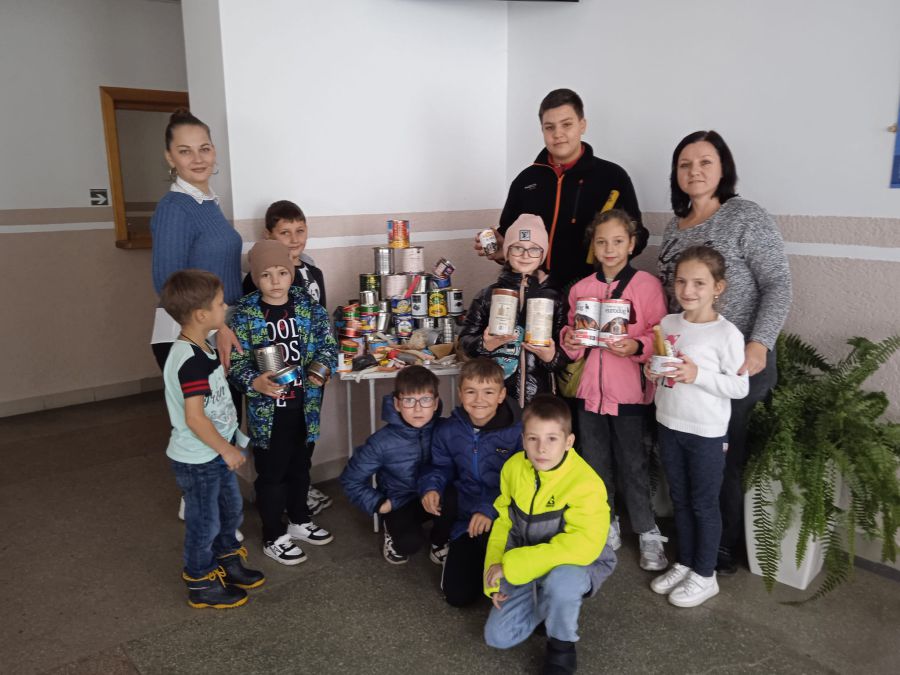 Учні протягом двох тижнів приносили бляшанки та недопалки свічок для виготовлення окопних свічок нашим воїнам.