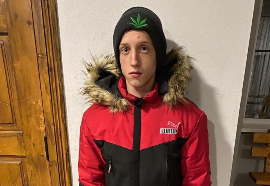 Неповнолітній був одягнений в чорно-жовті штани, чорно-білу спортивну кофту та кросівки кольору хакі