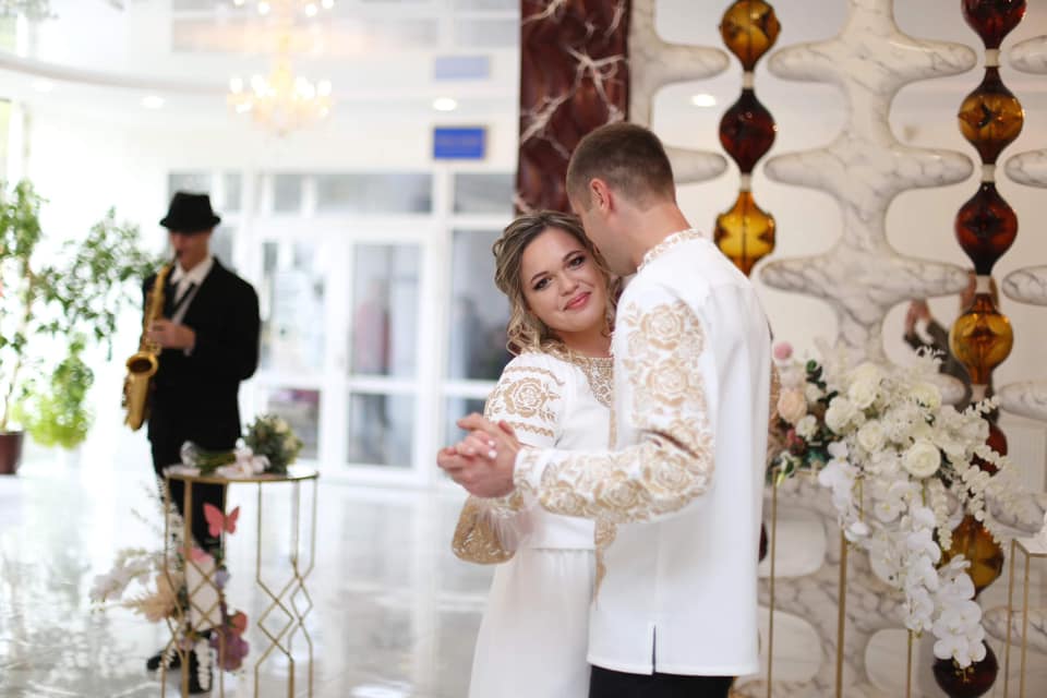 Для щасливої молодої пари та їхніх гостей — військових ЗСУ — підготувала музичний подарунок