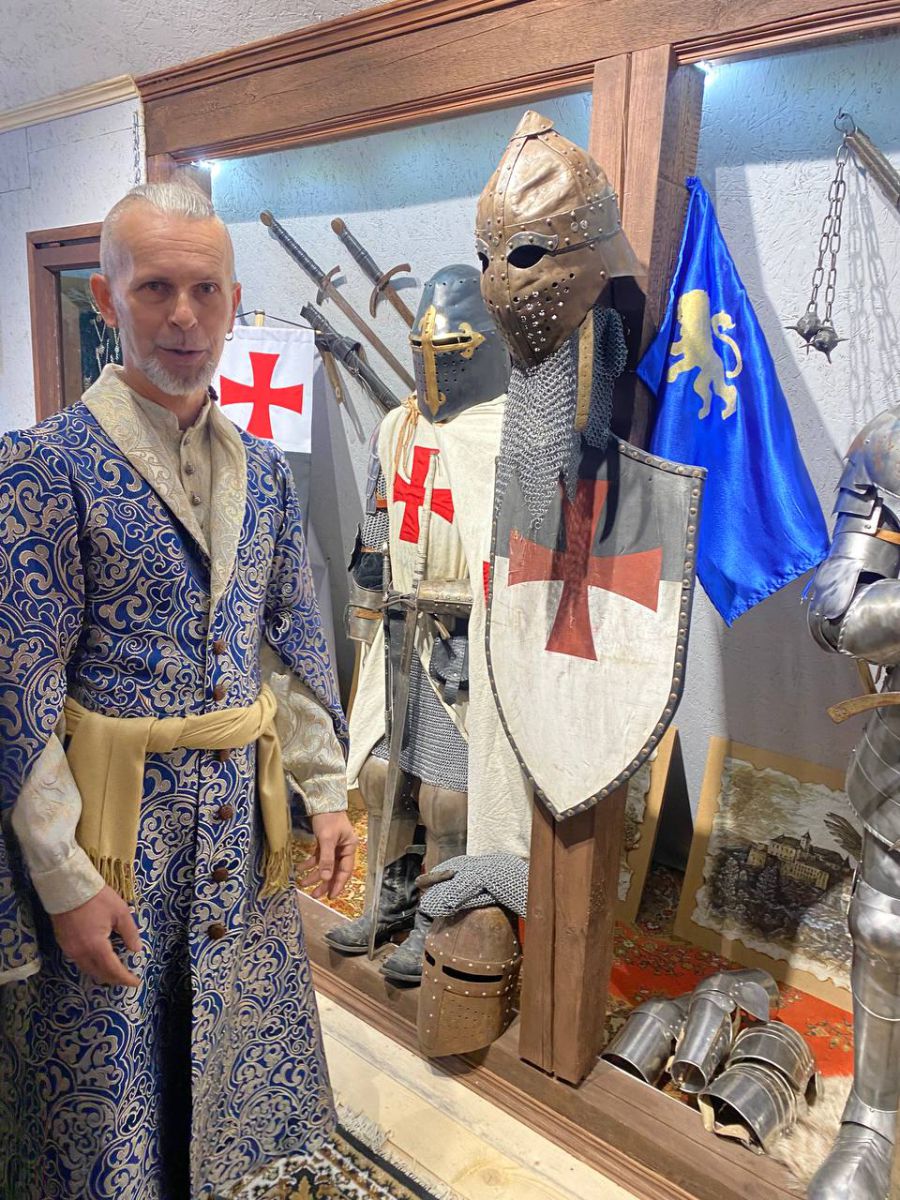 У "Музеї Лицарства" до експонатів можна доторкнутися, приміряти, сфотографуватись. Фото: Ігор Гаврилюк