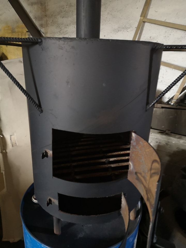 У громаді замовили стальну трубу і почали зварювальні роботи. Фото: Михайло Маліборський