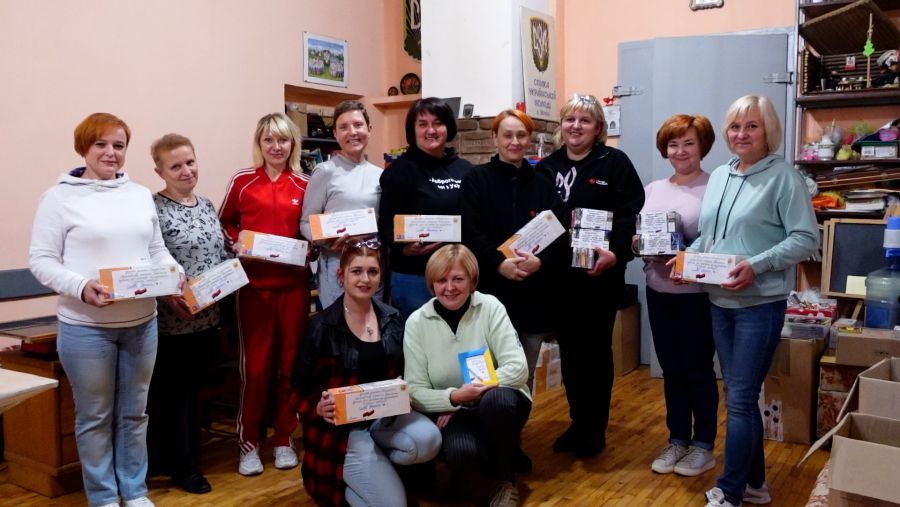 Щодня жіночі руки скручують по 3-4 тисячі штук цигарок. А минулого тижня волонтерки скрутили мільйонну цигарку