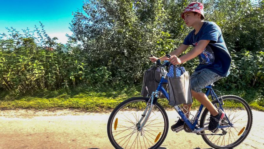 Хлопчик, який продавав молоко, щоб зібрати мамі на протез, їде з нею до Німеччини на лікування.