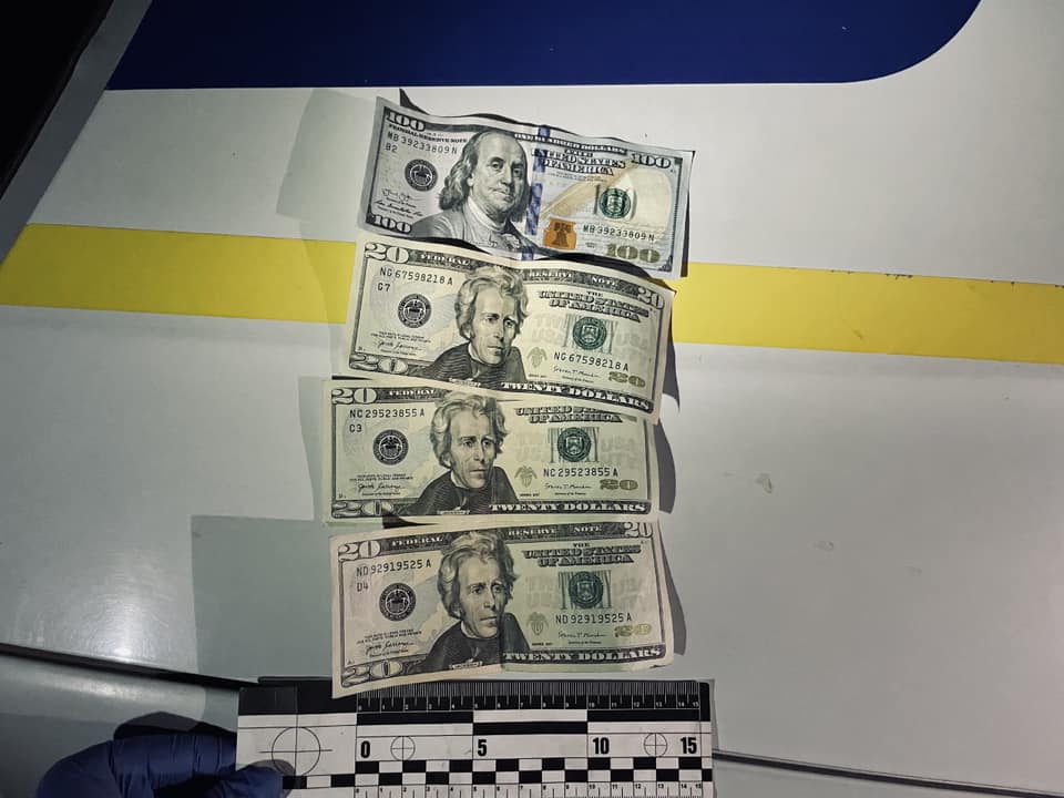 Нетверезий водій залишив в службовому авто 160 доларів США