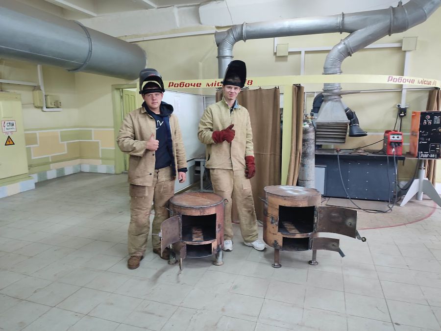 Учні ВПУ-7 міста Калуша виготовляють буржуйки для військових