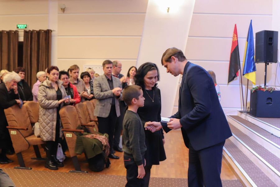 У Калуші нагородили сім'ї загиблих Героїв.. Фото: Калуська міська рада