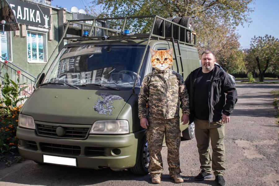 Тижні кропіткої праці перетворили звичайний бус на справжню бойову автівку швидкої допомоги