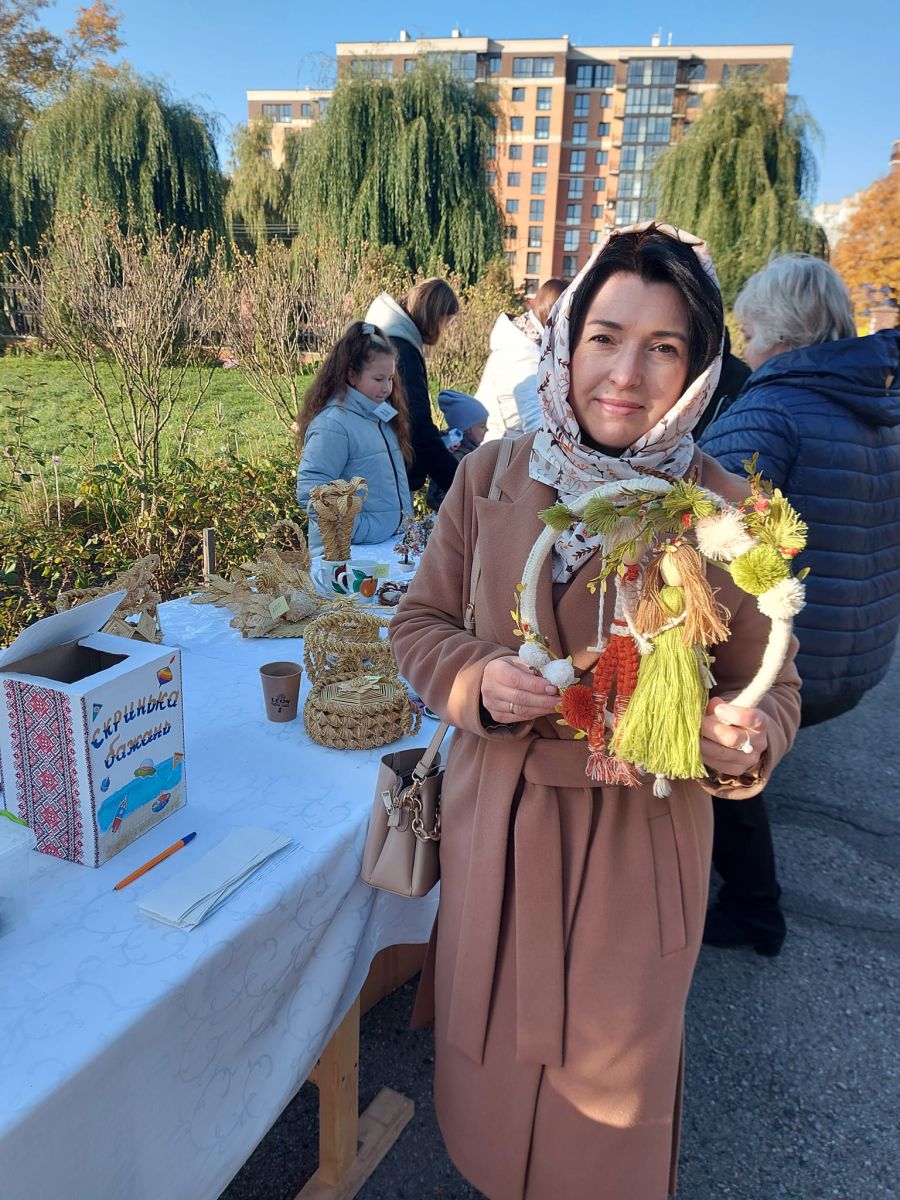 Парафіяни організували благодійний ярмарок, щоб допомогти бійцям на передовій. Фото: Ольга Бойчук, Оксана Лісовська