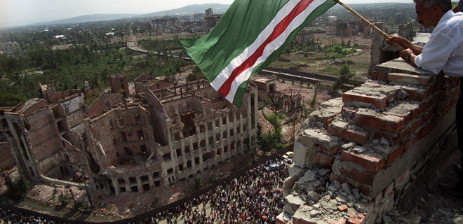 Прапор Ічкерії на тлі руїни Грозного. Події Першої чеченської війни. Фото: ЕРА