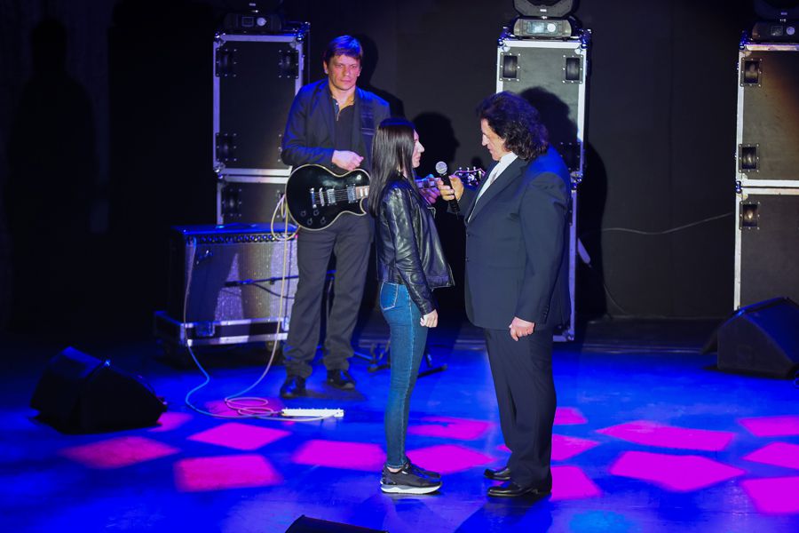 Іво Бобул запросив наречену на сцену. Фото: Нацгвардія