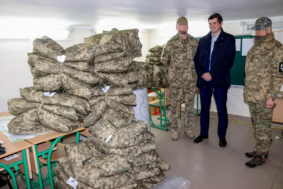 Загалом з бюджету Калуської громади на пошиття теплих курток для бійців тероборони виділено 872 тис. гривні