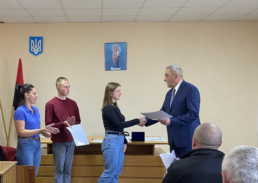 Тьох випускників преміюють на 15 тисяч гривень. Фото: Новицька сільська рада
