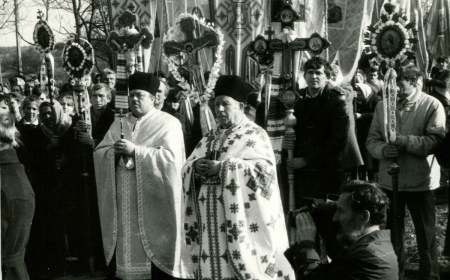 100-ліття храму. Село Мислів, 1992 рік. На фото: о. Михайло Чорнега (зліва) та декан Калуський УГКЦ о. Михайло Бігун