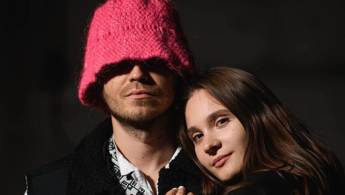 Олександра Білобров робить вакуумний масаж живота