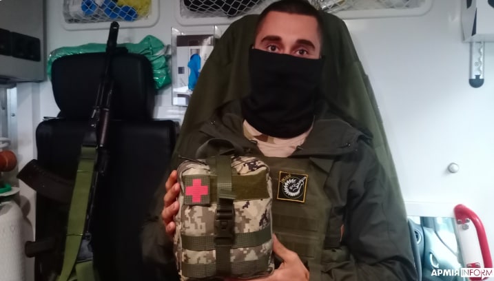 Волонтерською "швидкою", обладнаною усім необхідним, можна евакуювати одразу чотирьох поранених