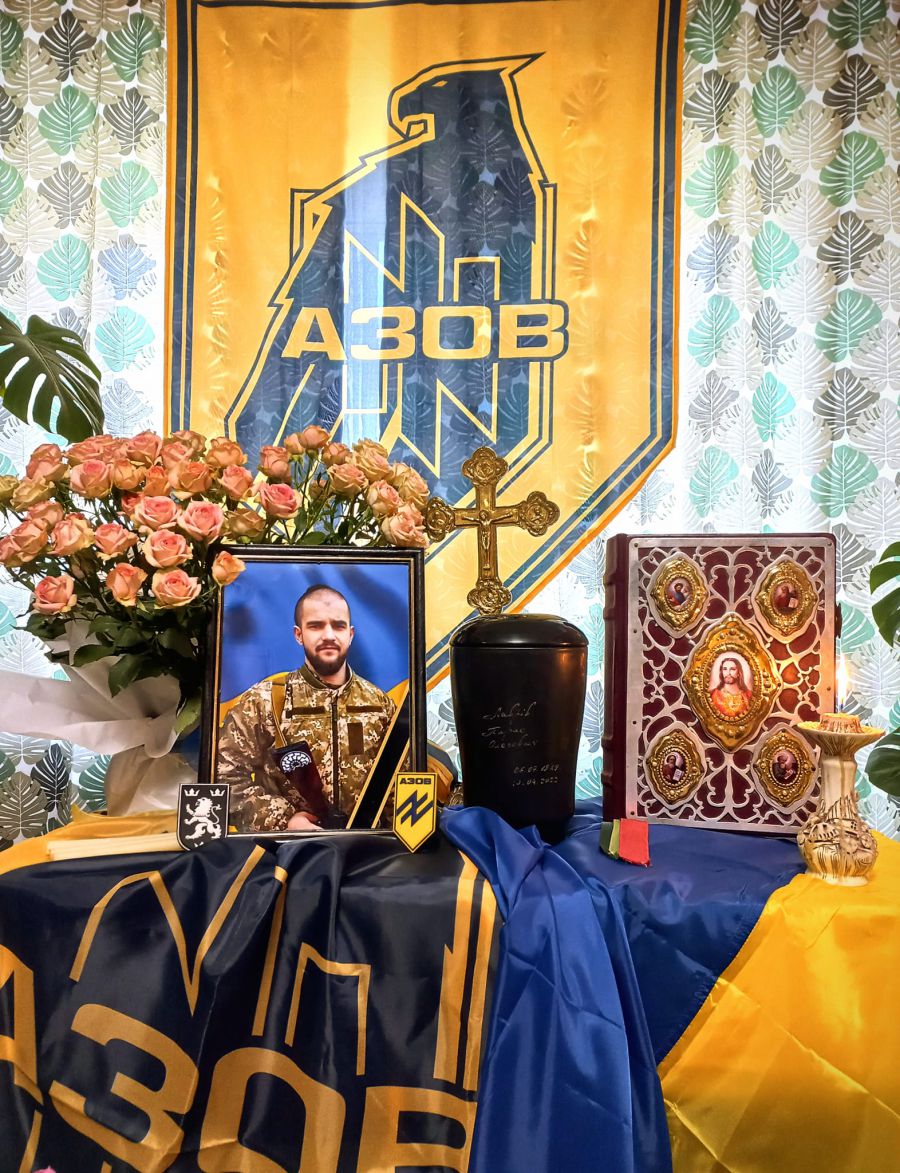 Крім дружини, в героя залишилися мама, брат і дві донечки. Вічна слава Герою!