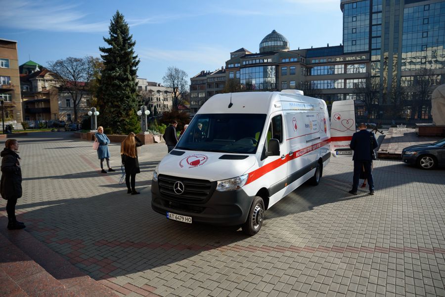 Це перша і єдина в Україні машина, в якій всередині можна робити забір крові.