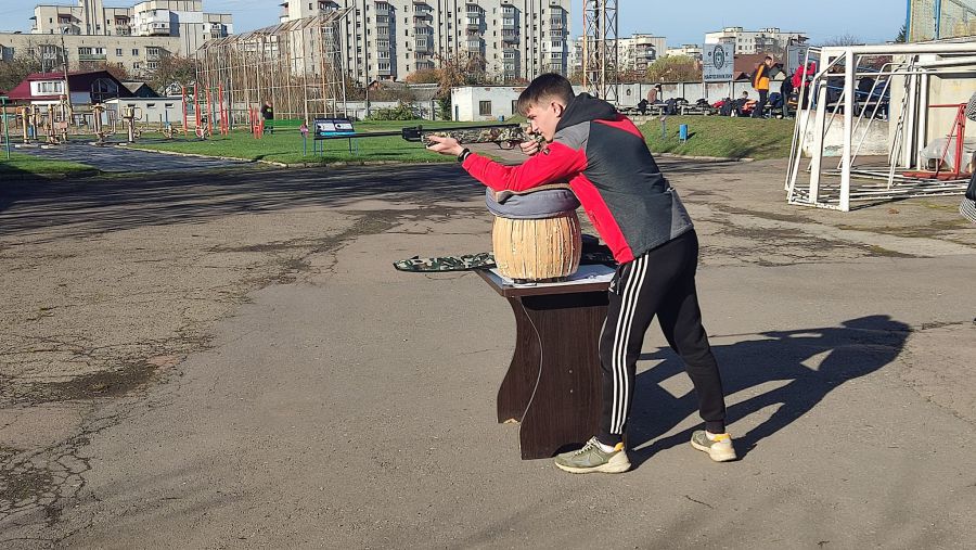 Процес виконання пострілу вимагає тонкої координації рухів і м’язової пам’яті.