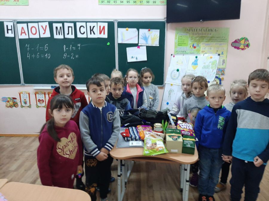 За зібрані кошти ліцеїсти закупили шкарпетки, смаколики, солодощі та консерви