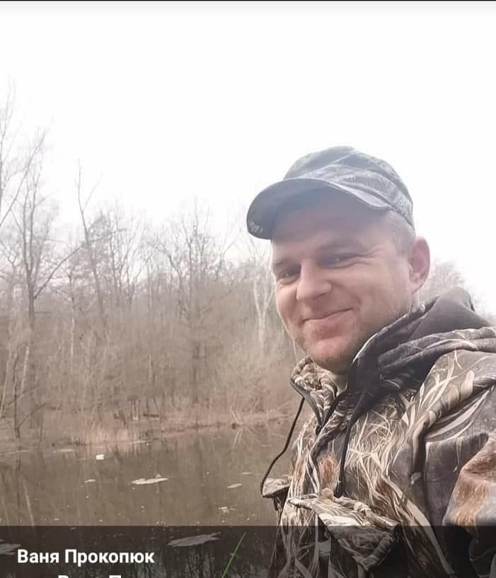 Земляки схиляють голови та низько вклоняються батькам Героя-захисника — Василині Прокопюк та Миколі Прокопюку