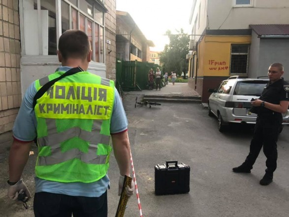 Зловмисник вичікував чоловіка біля під’їзду будинку та здійснив кілька пострілів у грудну клітку та ногу