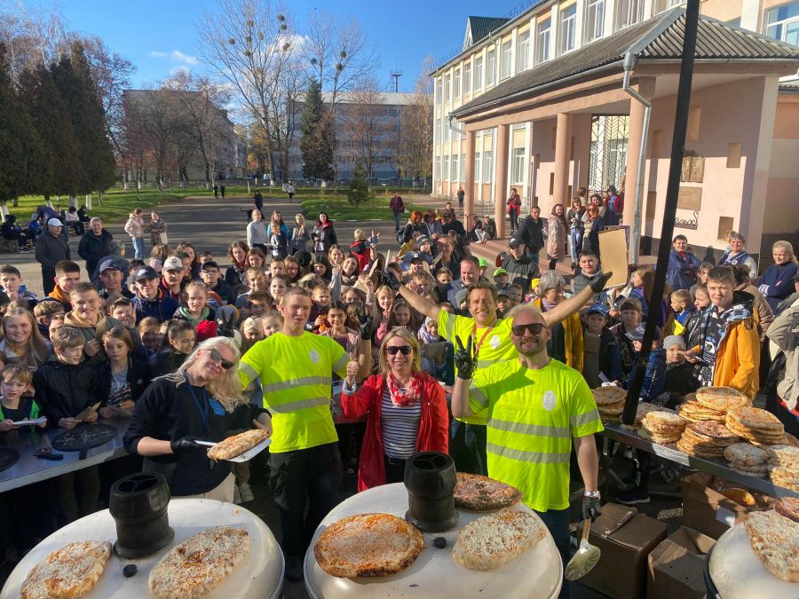 Біля п’ятого ліцею волонтери роздали близько 1000 піц, в основному — дітям та людям, які живуть в околиці