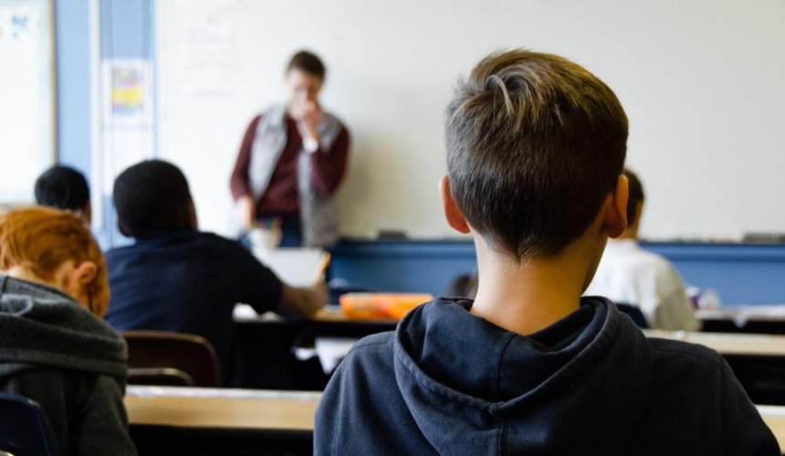 Ілюстроване фото. Вимкнення світла під час повітряних трривог може бути проблемою для школярів