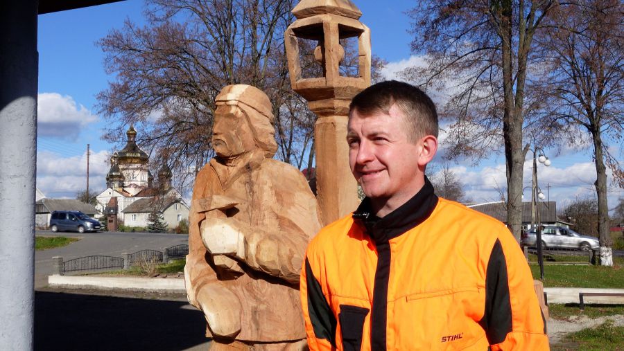 Майстер закінчив Косівський коледж та Косівський інститут прикладного та декоративного мистецтва